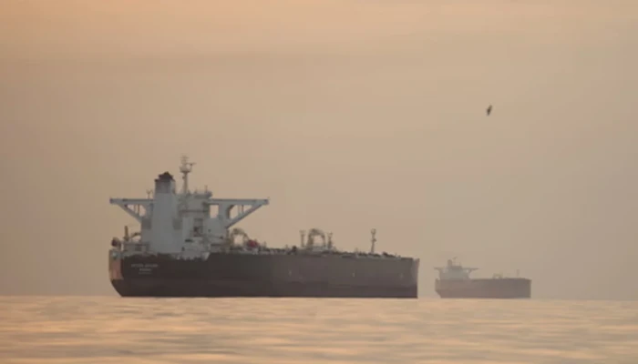 হরমুজ পার হলো আটটি তেল ও গ্যাস ট্যাঙ্কার