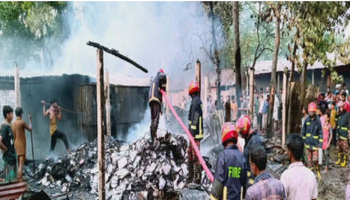​অকটেন ভাগাভাগি থেকে অগ্নিকাণ্ড!  বিড়ির আগুনে কুমিল্লার প্লাস্টিক ফ্যাক্টরি পুড়ে ছাই, দগ্ধ ৩