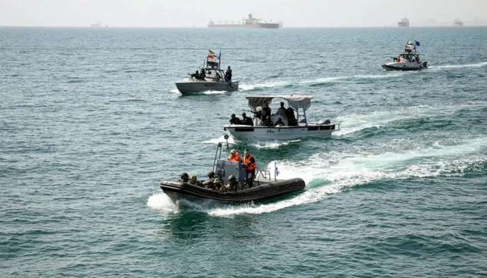 হরমুজ নিয়ন্ত্রণে ইরানের কৌশলের কেন্দ্রে ছোট-দ্রুতগামী নৌকার ঝাঁক