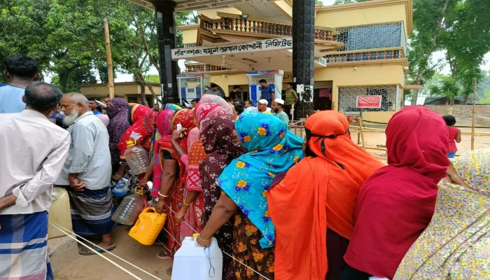 পুরুষদের কাজের চাপ কমাতে তেলের লাইনে নারীরা