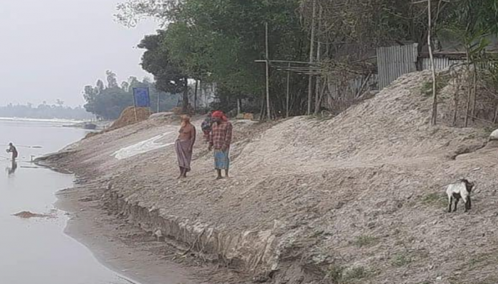 কুড়িগ্রামের পশ্চিম বজরা এলাকায় তিস্তার বামতীর ভাঙনরোধে প্রকল্পের কাজ শুরু না হওয়ায় ভাঙন আতঙ্কে তিস্তাপারের মানুষ
