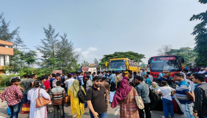 ৪ দফা দাবিতে ববি শিক্ষার্থীদের মহাসড়ক অবরোধ, স্থবির যান চলাচল
