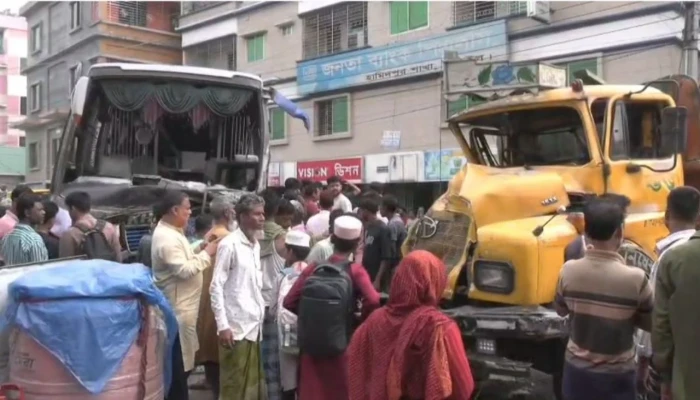 টাঙ্গাইলে বাস-ট্রাকের মুখোমুখি সংঘর্ষে চালক-হেলপার নিহত