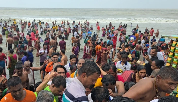 কুয়াকাটায় সনাতন ধর্মাবলম্বীদের সমুদ্রস্নান