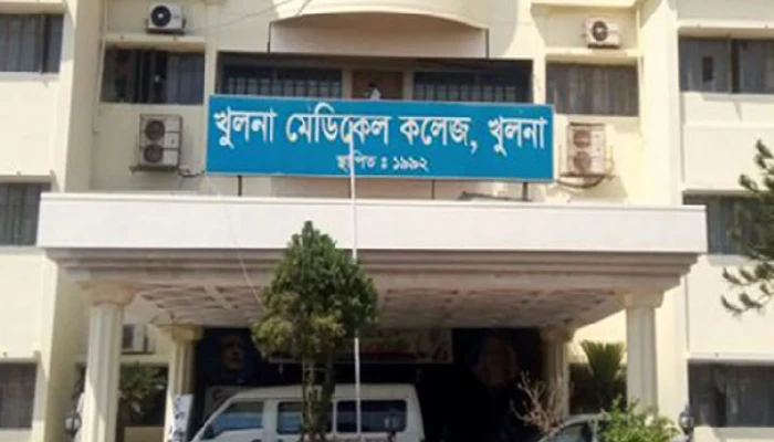 দুর্বৃত্তের ধারালো অস্ত্রের আঘাতে হাসপাতালে একই পরিবারের তিন সদস্য