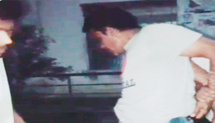 ​মাদক কারিবারিকে ধরে পুলিশে দিলো ছাত্রদল নেতা