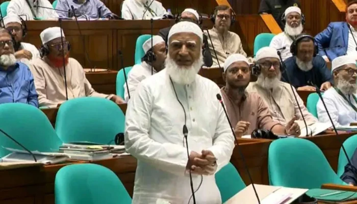 সংসদে বলা হচ্ছে তেলের সংকট নেই, অথচ বাইরে মানুষ হাহাকার করছে