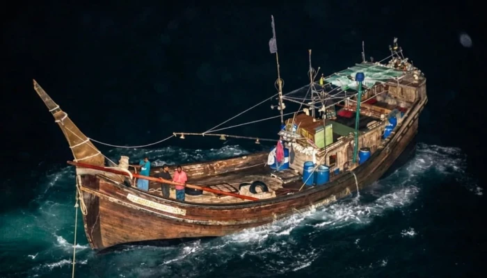 মিয়ানমারে পাচারের সময় সিমেন্টবোঝাই বোটসহ আটক ১১