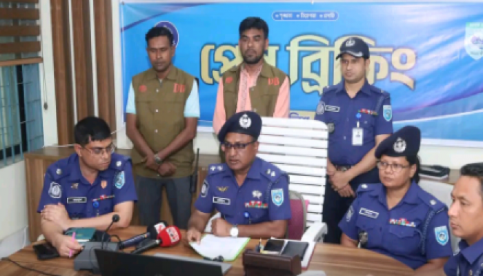 ​পঞ্চগড়ে ডাকাতি করতে গিয়ে আন্তঃজেলা ডাকাতদলের ১০ সদস্য পুলিশের হাতে আটক হয়েছে। এসময় দেশীয় অস্ত্র ও  মাইক্রোবাস জব্দ করা হয়েছে।