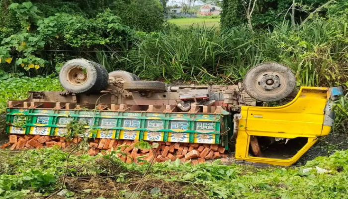 হেতিমগঞ্জে সড়ক দুর্ঘটনা: ইটের নিচে চাপা পড়ে শ্রমিক আ'হত, হাসপাতালে ভর্তি