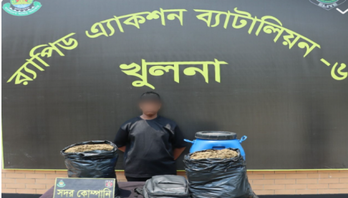 বাগেরহাট জেলার ফকিরহাট থানাধীন কাটাখালী মোড় সংলগ্ন এলাকা হতে ১৩ কেজি গাঁজাসহ একজন মাদক ব্যবসায়ীকে গ্রেফতার করেছে র‍্যাব-৬