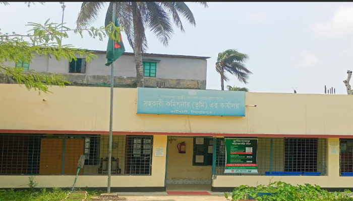 কাউখালী ভূমি অফিসের পেশকারের বিরুদ্ধে রাজস্ব আত্মসাতের অভিযোগ উঠেছে