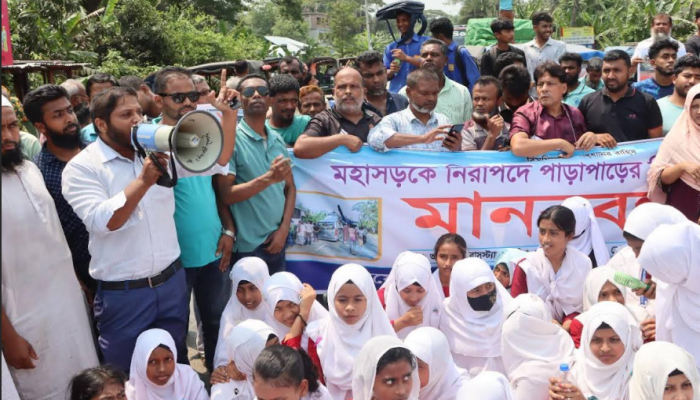 গৌরনদীতে নিরাপদ মহাসড়কের দাবিতে অবরোধ করে বিক্ষোভ