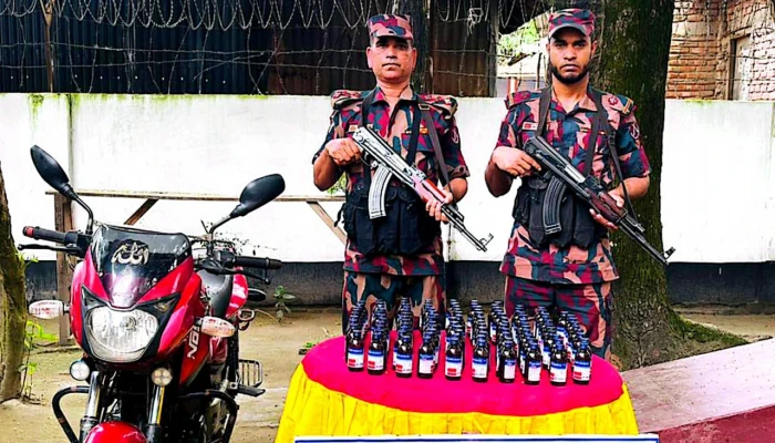 বিজিবির বিশেষ অভিযানে মোটরসাইকেলসহ ভারতীয় ইস্কাফ সিরাপ জব্দ