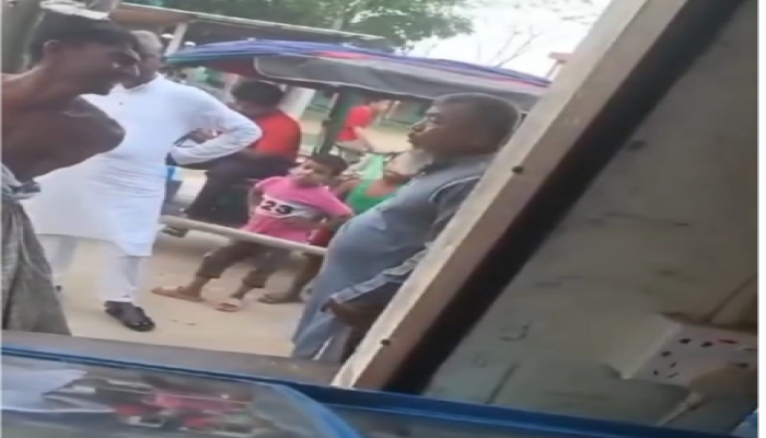 ​কালীগঞ্জে চোর সন্দেহে খাম্বায় বেঁধে লাঠিপেটার অভিযোগ বিএনপি নেতার বিরুদ্ধে