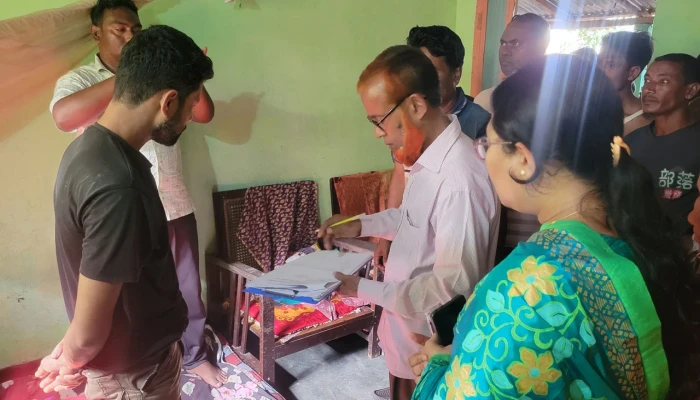 নীলফামারীতে মাদকাসক্ত ছেলেকে পুলিশে দিলেন বাবা