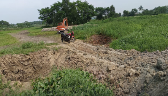 ​বুড়িচংয়ে রাতের আঁধারে খালে বাঁধ; জলাবদ্ধতার শঙ্কায় কৃষকরা