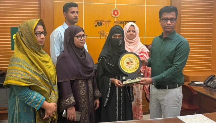 নিজের বাল্যবিবাহ প্রতিরোধে সাহসী পদক্ষেপ, সম্মাননা পেল তাহমিনা