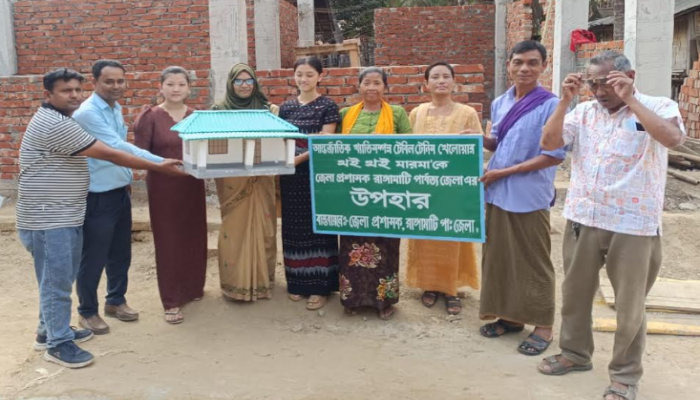 স্বপ্নপূরণের পথে খই খই সাই মারমা: নির্মাণাধীন ঘর পরিদর্শনে ইউএনও