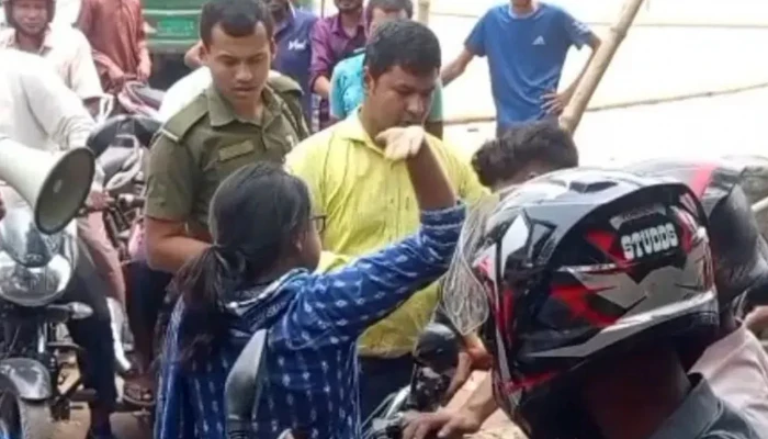 ফুয়েল কার্ডের ছবি অমিল থাকায় গ্যারেজ কর্মচারীকে ইউএনওর থাপ্পড়