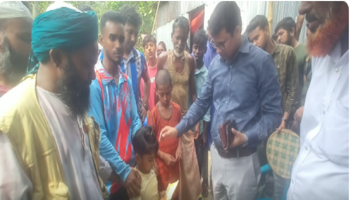 ​কেন্দুয়ায় সংঘর্ষে নিহত গৃহবধূর তিন শিশুর পাশে ইউএনও রিফাতুল ইসলাম