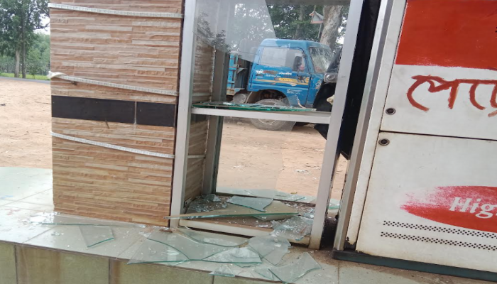 বদরগঞ্জে ফিলিং স্টেশনে হামলা ভাংচুর ও লুটপাটের অভিযোগ