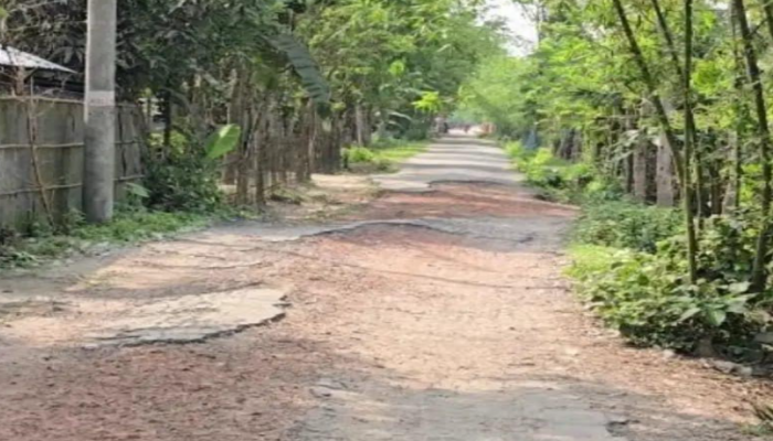 টেন্ডার পাশ হওয়ার পরেও কুড়িগ্রামের রাজারহাট-আনন্দবাজার সড়কের বেহাল দশা, চরমে ভোগান্তিতে এলাকাবাসী