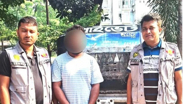 সিএনজিসহ প্রতারক চক্রের সদস্য গ্রেপ্তার করেছে ডিবি