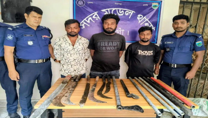 নওগাঁয় দেশীয় অস্ত্রসহ তিন সন্ত্রাসী গ্রেফতার