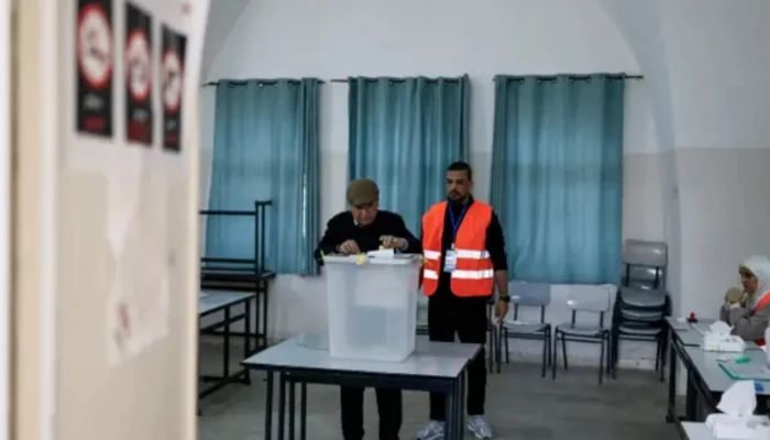 গাজা যুদ্ধ শুরুর পর প্রথম নির্বাচনে ভোট দিচ্ছেন ফিলিস্তিনিরা