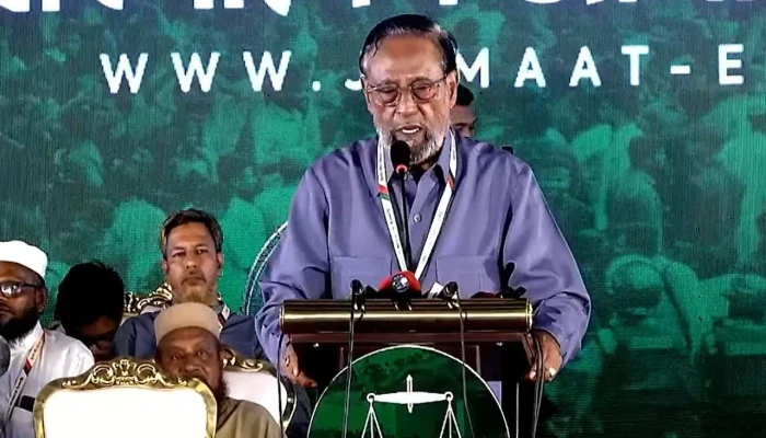 যারা কান কথা বলে ও তেল মারে, তাদের থেকে দূরে থাকেন