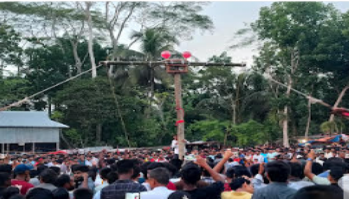 জীবন্ত মানুষের শরীরে লোহার বড়শি গেঁথে ৩০০ বছরের ঐতিহ্য: চড়ক গাছ খেলা ও বৈশাখী মেলায় মানুষের ঢল