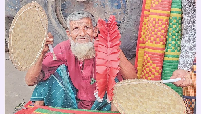 প্রচণ্ড গরমে চাহিদা বেড়েছে সাহিদ বেপারীর হাতপাখার