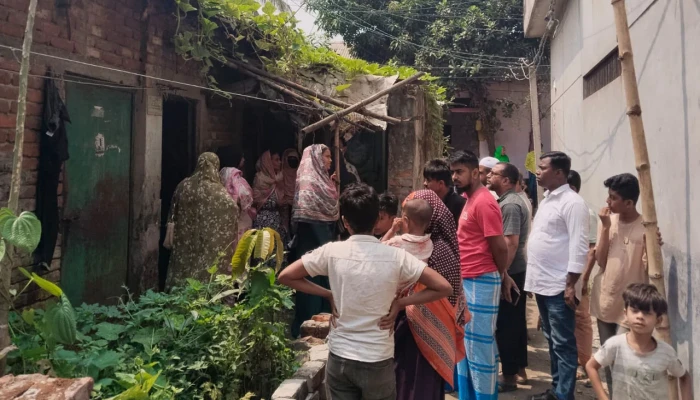 ঘরের মেঝেতে ছোট ছেলের লাশ, রেললাইনে বাবার