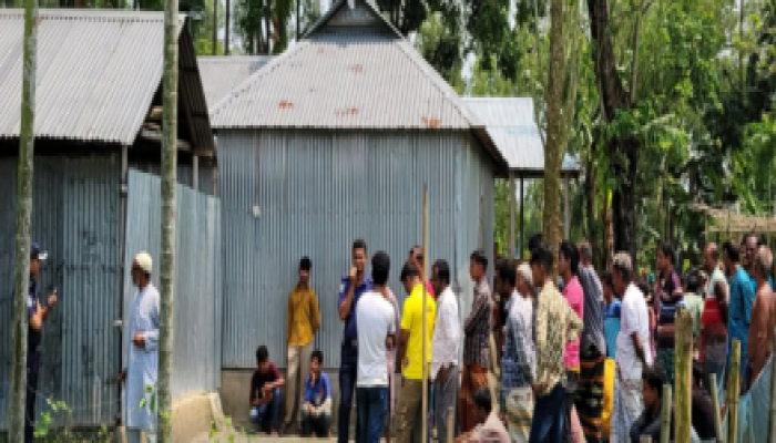 ​কুড়িগ্রামের ফুলবাড়ীতে মানসিক ভারসাম্যহীন নারীর ঝুলন্ত মরদেহ উদ্ধার।