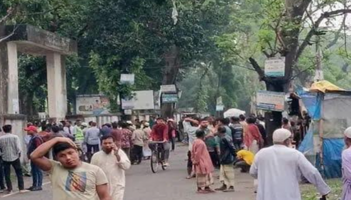 কুড়িগ্রামের রাজারহাটে পুলিশের সামনে শিবির নেতাদের উপর ছাত্রদলের হামলা, আহত ৬