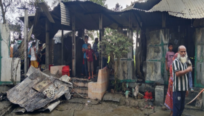 ​বুড়িচংয়ে ভয়াবহ অগ্নিকাণ্ডে দুই বসতঘর পুড়ে ছাই; প্রায় ১৫ লাখ টাকার ক্ষতি