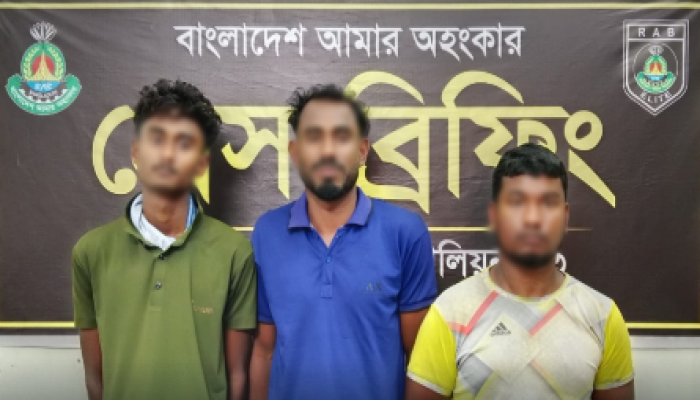 লালমনিরহাটে র‌্যাবের অভিযানে ৬১১ বোতল ফেনসিডিল সমজাতীয় মাদক জব্দসহ ০৩ জন মাদক ব্যবসায়ী গ্রেফতার