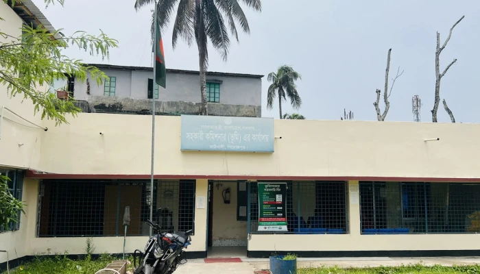 কাউখালী ভূমি অফিসে জানালার গ্রিল ভেঙে দুই লাখ টাকা চুরি