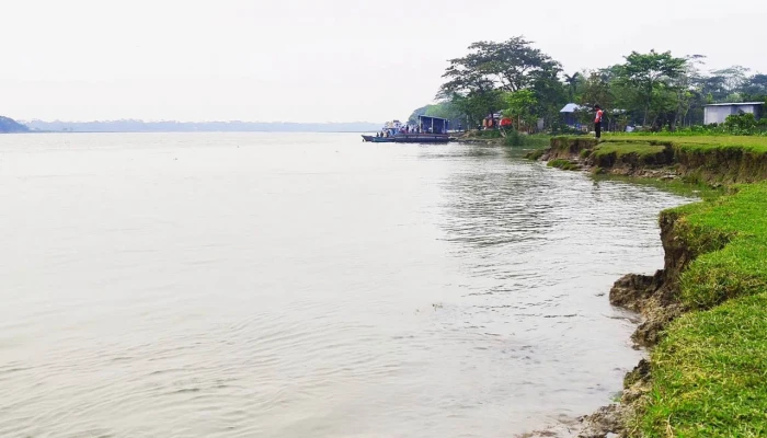 বর্ষার শুরুতেই তীব্র নদীভাঙন, হুমকিতে শতবর্ষী বাবুগঞ্জ বাজার