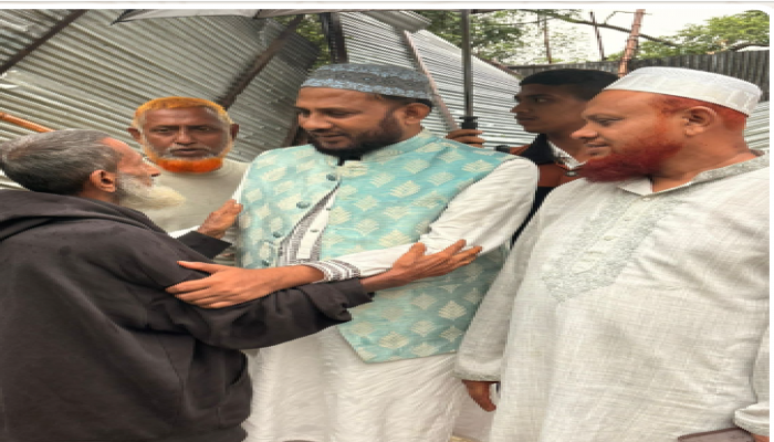 ​ঘূর্ণিঝড়ে ক্ষতিগ্রস্ত এলাকায় পরিদর্শন,আর্থিক সহযোগিতা  দিয়েছে জামায়াত নেতা আতাউর