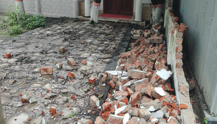 গৌরীপুরে সীমানা প্রাচীর ভাঙচুর ও চাঁদা দাবির অভিযোগ প্রতিবেশির বিরুদ্ধে