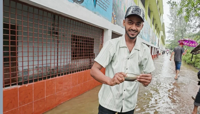 কুমিল্লা ভিক্টোরিয়া কলেজে শিক্ষার পরিবর্তে যেন মাছ ধরার উৎসব