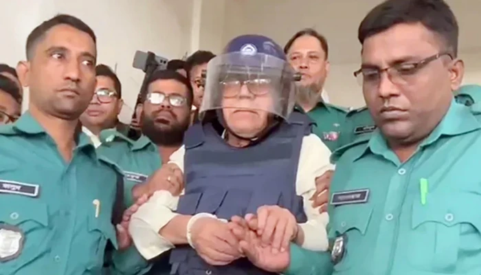 ২ ঘণ্টা দেরিতে ট্রাইব্যুনালে উপস্থিত হলেন সাবেক মন্ত্রী কামরুল