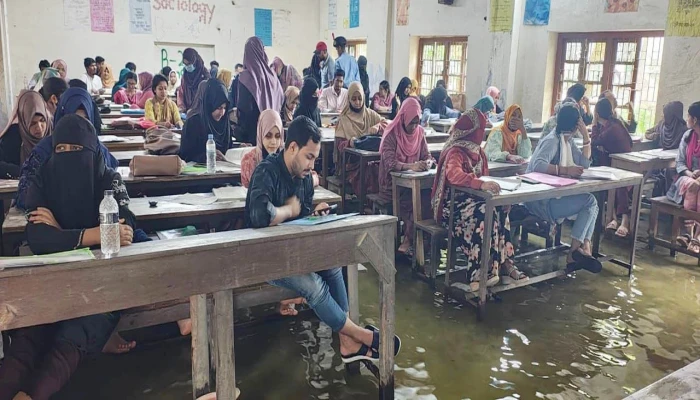 এবার জলাবদ্ধ ক্লাসরুমে স্নাতক ৪র্থ বর্ষের পরীক্ষা
