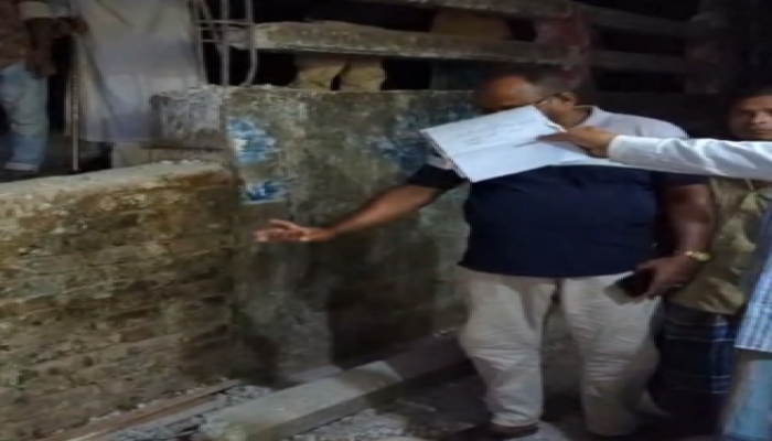 ​  মির্জাগঞ্জ উপজেলার বাজিতা শিশুর হাট সংলগ্ন সরকারি ব্রিজ ভাঙার অভিযোগ ।ক্ষোভ বিরাজ করছে স্থানীয়দের মধ্যে।