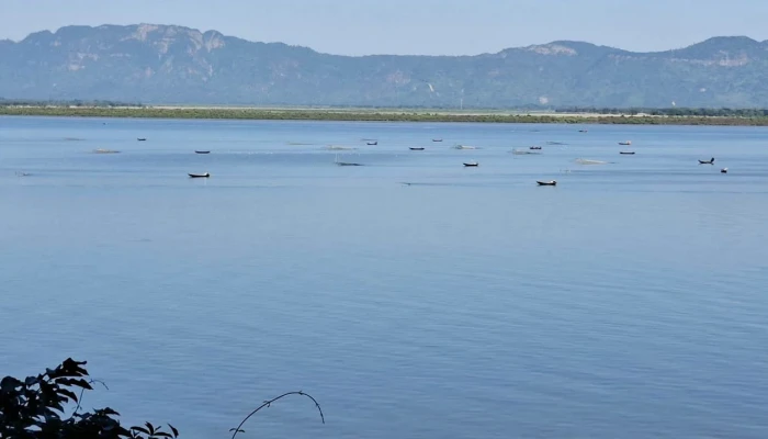 নাফ নদী থেকে পিতা-পুত্রসহ ৭ জেলেকে ধরে নিয়ে গেল আরাকান আর্মি