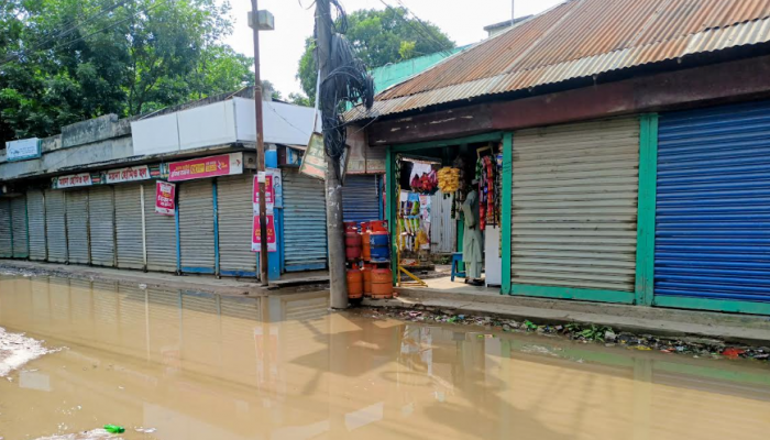 চরভদ্রাসনে  গার্লস স্কুল সড়কে সপ্তাহজুড়ে জলাবদ্ধতা, চরম ভোগান্তিতে সাধারণ মানুষ