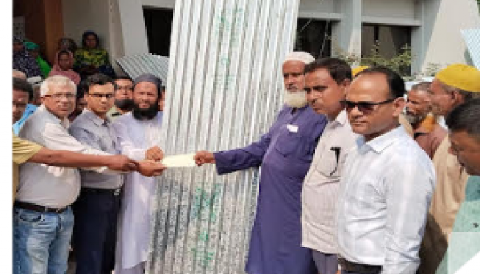 ফুলবাড়ীতে ঝড়ে ক্ষতিগ্রস্ত ৮৩ পরিবারের মাঝে ঢেউটিন ও নগদ অর্থ বিতরণ