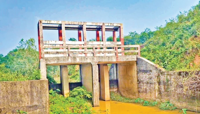 রাজনগরে কৃষকের গলার কাঁটা দুটি স্লুইস গেট